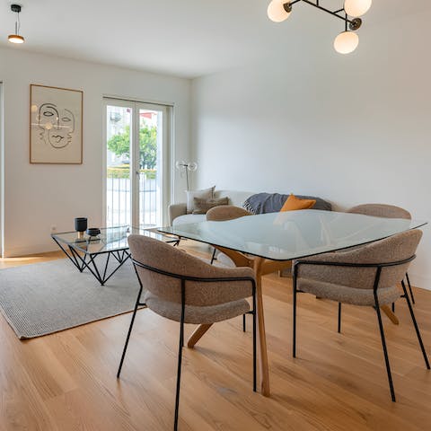 Sip galão at the dining table and plan your schedule in a light living space