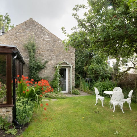 Sip sundowners in the garden while enjoying the peaceful stillness of your country surroundings