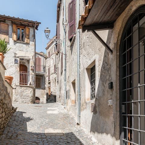 Stay on a cobbled old street in the heart of Anguillara Sabazia