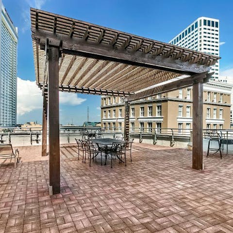 Head up to the communal rooftop for sunset drinks