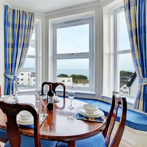 Sit down to an elegant meal by the bay window while feasting on views of Looe Bay
