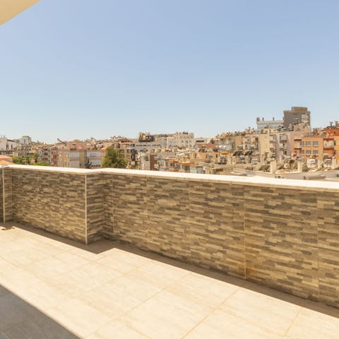 Enjoy your morning coffee on the sunny private balcony while looking over over the neighbourhood's rooftops