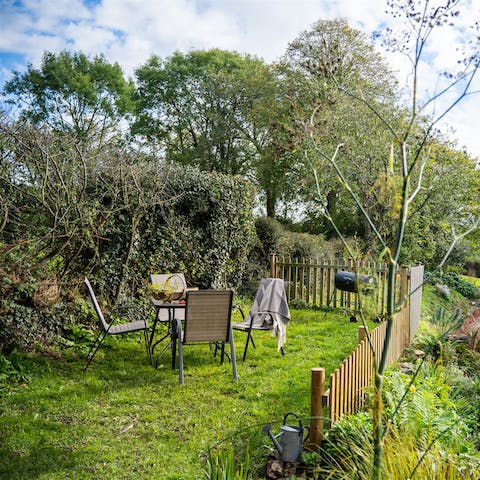Dine alfresco on the lush green lawn and soak up the Devon sunshine