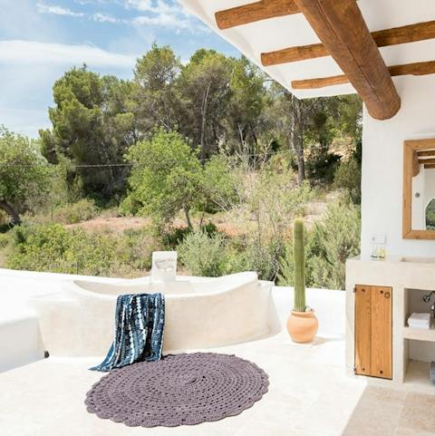 Start the day with a luxurious bath in the outdoor tub