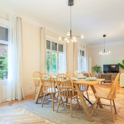 Share torrijas for breakfast at the dining table