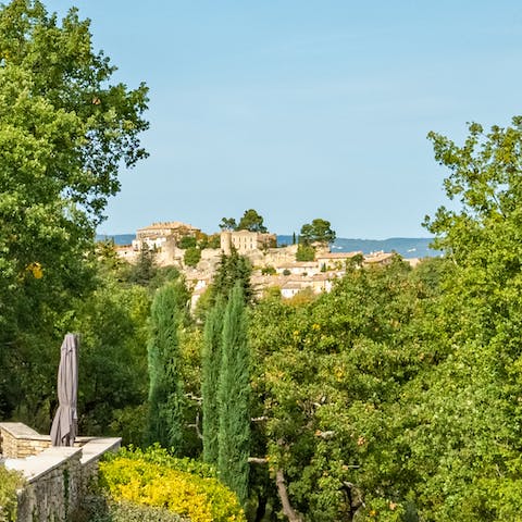 Immerse yourself in the beauty of Provençe from Ménerbes