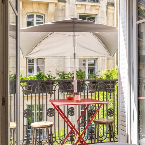 Make aperitifs on the small balcony the new routine