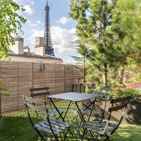 Look out toward the Tower and dine alfresco on freshly grilled merguez