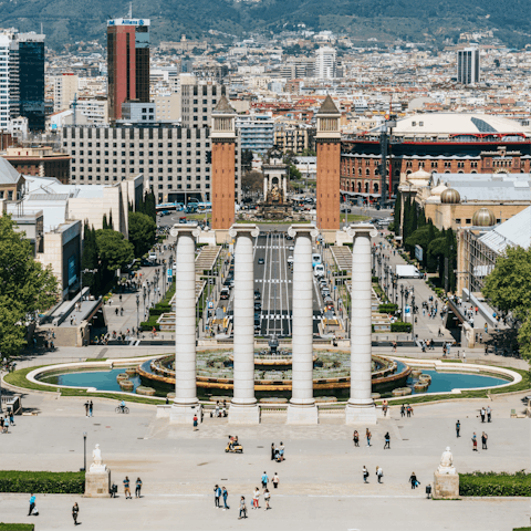 Stroll eighteen minutes to admire the grandeur of Plaça d'Espanya