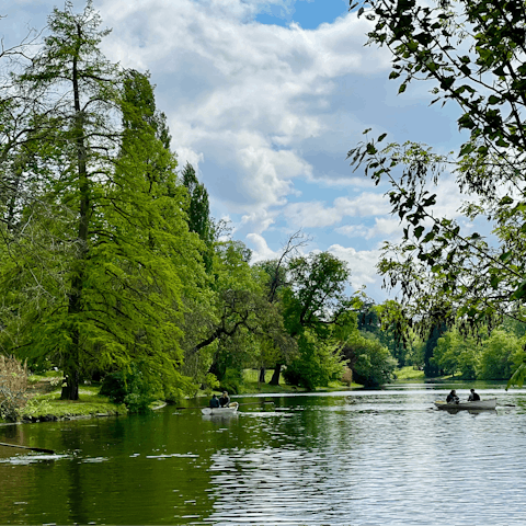 Head over to Bois de Boulogne for a refreshing morning stroll