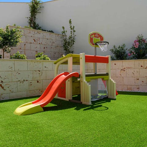 Keep the little ones entertained on the playpark outside