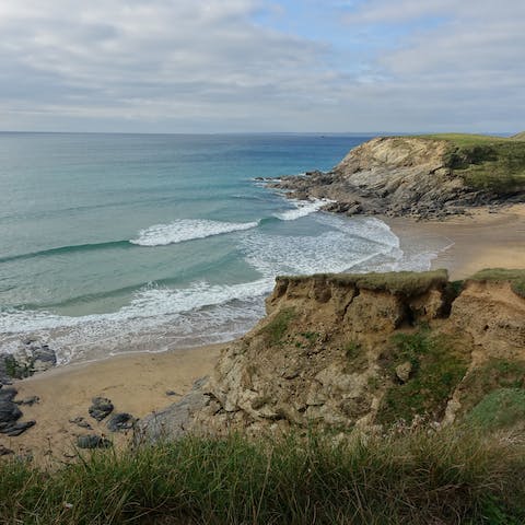 Stay just a twenty-five-minute drive from the south Cornish coast