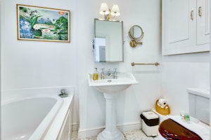 Elegant Kensington image 8
