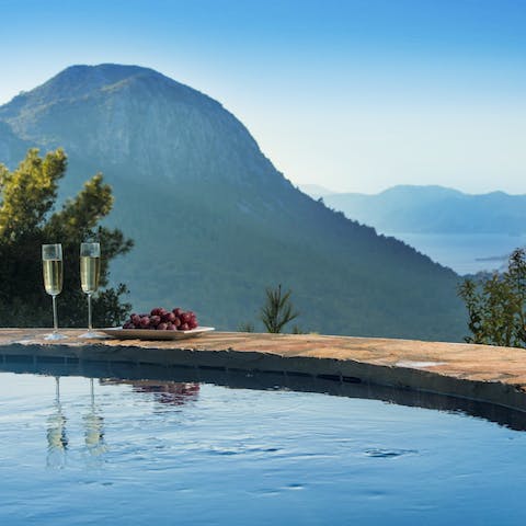 Relax in the pool looking out over breathtaking views
