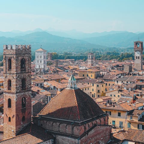 Discover the historic city of Lucca – an eighteen-minute drive away 