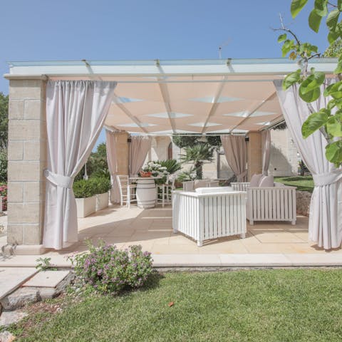 Grab the snacks and the wine and make yourself comfortable under the pergola