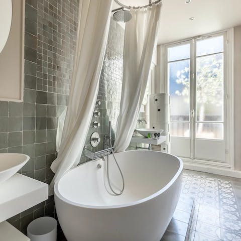 Luxuriate and relax in the hot water of the elegant standalone tub