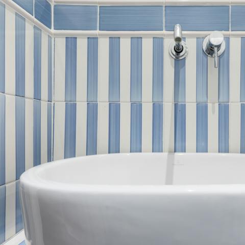 Nautical themes in the bathroom