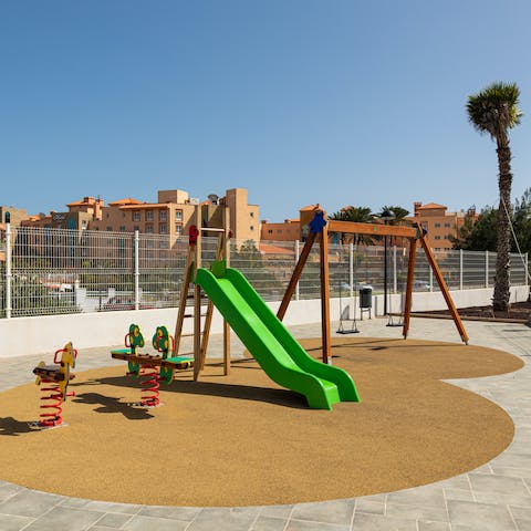 Let the little ones entertain themselves for hours in the shared play area while you keep an eye on them from the pool