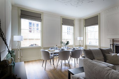 Treat guests to a slap-up supper by the home's grand bay windows