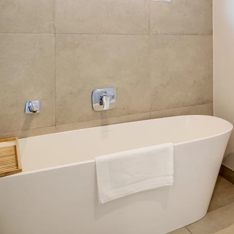 Enjoy a long and lovely soak in the freestanding bath tub after busy days at the beach