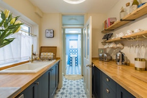 The Artist's Abode image 8