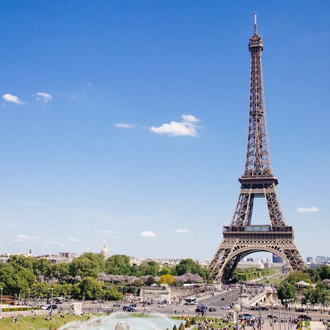 Walk to the Eiffel Tower in just twenty-two minutes 