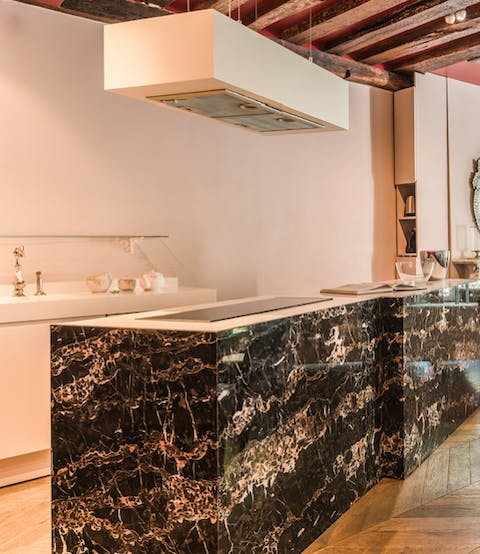 The sleek marble kitchen island