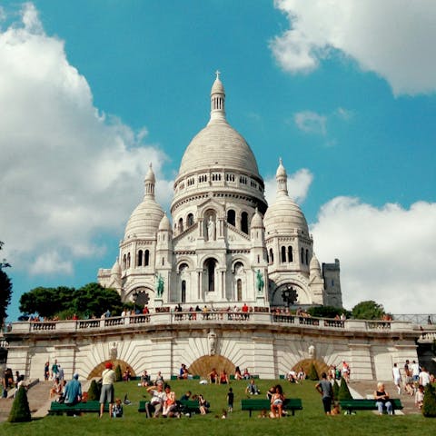 Explore neighbouring Montmartre and the Sacré-Cœur