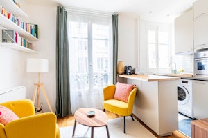 Cosy Parisian Oasis image 10
