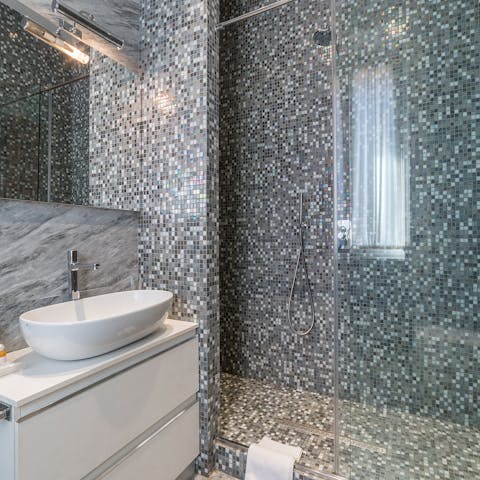 Start mornings with a luxurious soak in the main bedroom's tiled en-suite