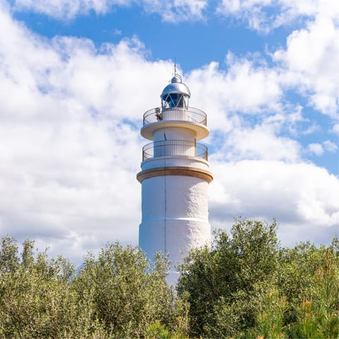 Take a hike to the Cap Gros lighthouse for panoramic views across the bay