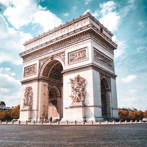 Take some snaps of the Arc de Triomphe, under a ten-minute saunter