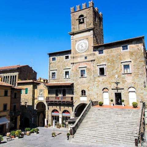 Stop for lunch in Cortona overlooking the piazza, just a 800 metre stroll away 