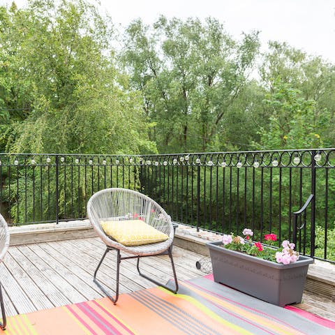 Relax on the terrace among the treetops