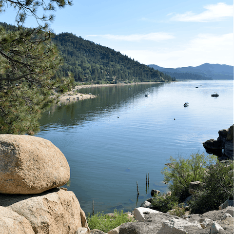 Less than ten minutes to the shores of Big Bear Lake