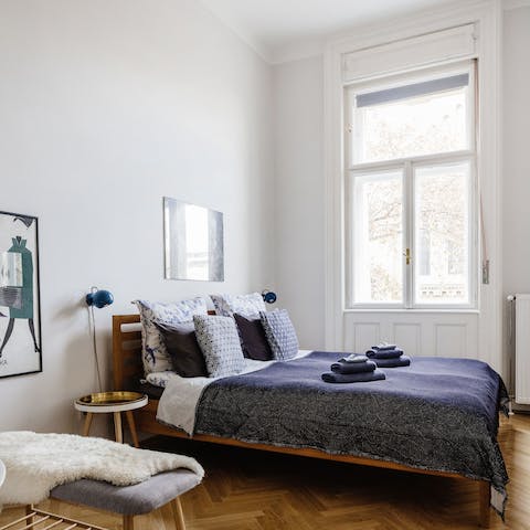 Wake up to a bedroom bathed in light, thanks to the big windows and high ceilings
