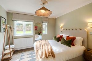 Chic Clifton image 9