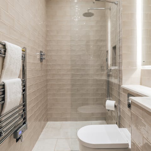 Start mornings with a luxurious soak under the bathrooms' rainfall showers