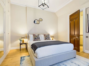 Knightsbridge Elegance image 4