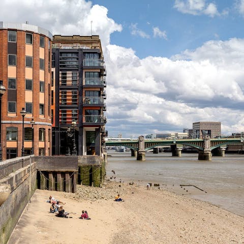 Stay on the banks of the River Thames