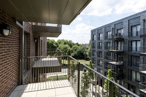 London Breeze image 9
