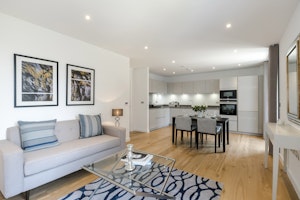 London Breeze image 8
