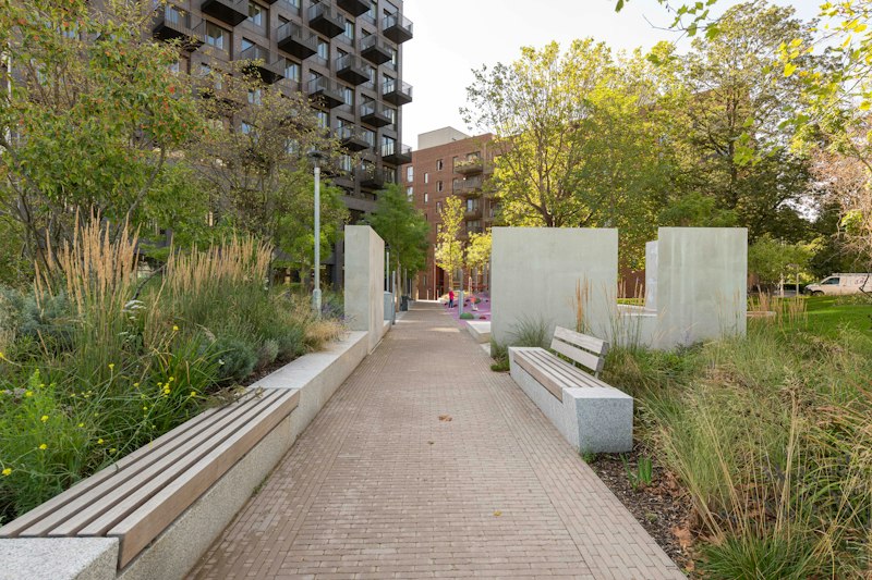 London Breeze additional image