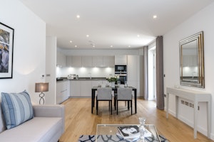London Breeze image 1