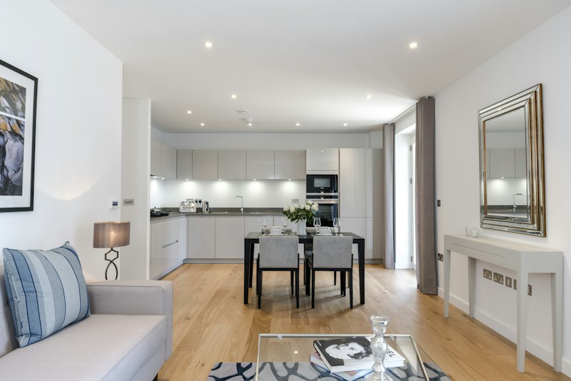 London Breeze main image