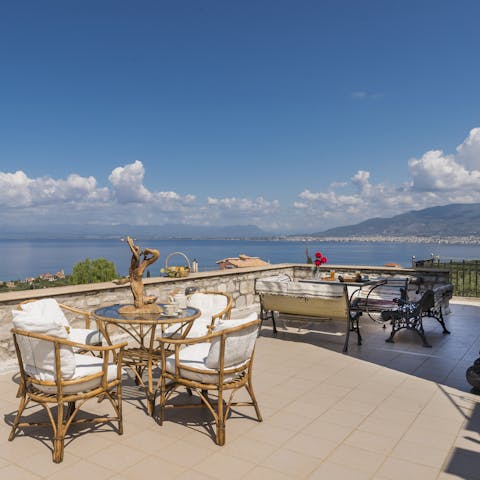 Tuck into. a spot of lunch with ample outdoor seating and spectacular views of the Messinian Bay