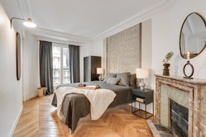 Parisian Hush image 9