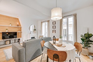 Parisian Hush image 8