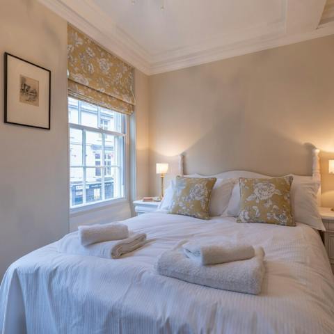 Wake up feeling well-rested in the elegant bedroom, ready for another day of York sightseeing